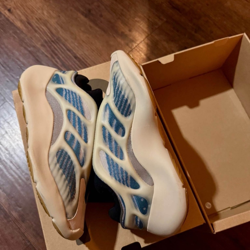 adidas Yeezy 700 V3 in Cream and Black The adidas Yeezy 700 V3 'Kyanite' - Picture 2 of 5
